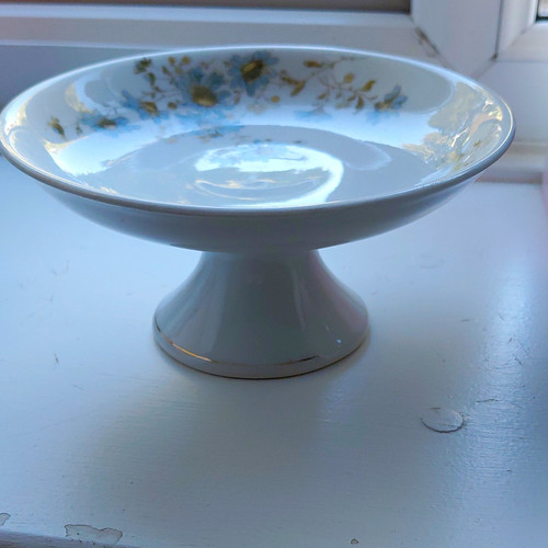 White ceramic round pedestal - ceramic,