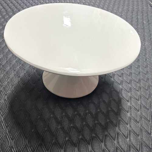 White ceramic round pedestal - round,